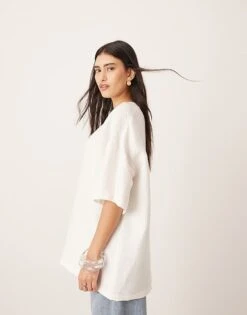ARRANGE Textured Boxy Woven T-shirt In White For Women