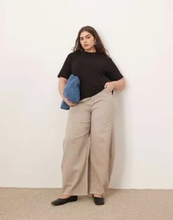 ARRANGE Curve Clean Cut Regular T-shirt In Black For Women -ARANG Clothing Shop 208186319 3